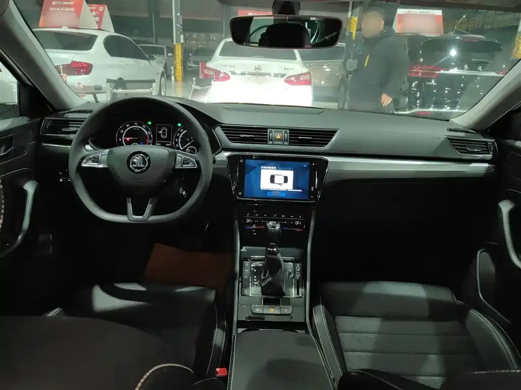 Skoda Superb — фото 10