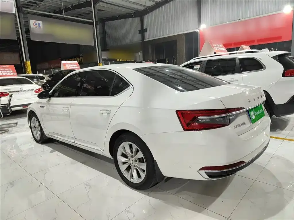 Skoda Superb — фото 5