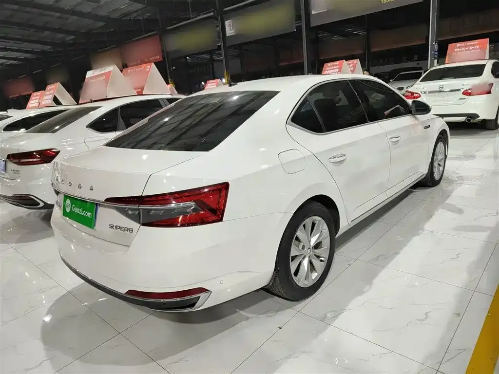 Skoda Superb — фото 8