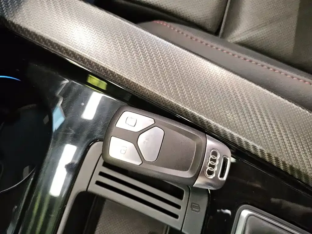 Audi A4L 2022 из CN, фото 3