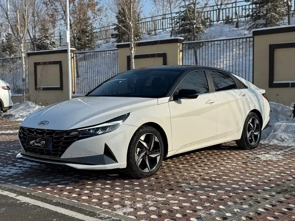 Hyundai Elantra — фото 1