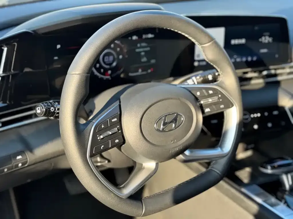 Hyundai Elantra — фото 2