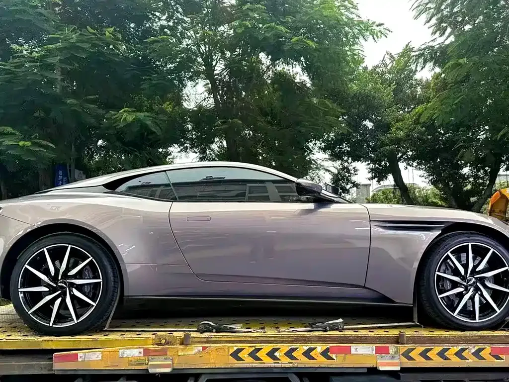Aston Martin DB11 2022 из CN, фото 8
