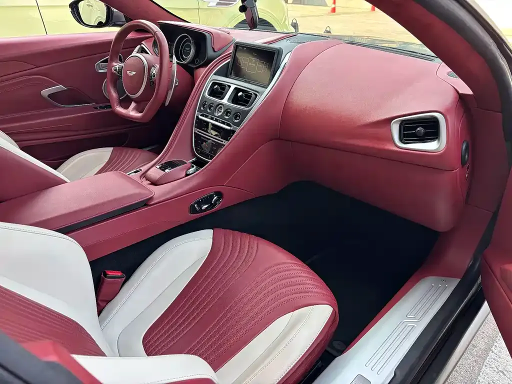 Aston Martin DB11 2022 из CN, фото 7