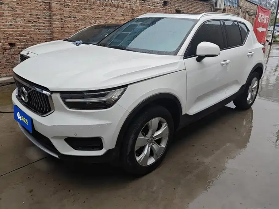 Volvo XC40 — фото 1