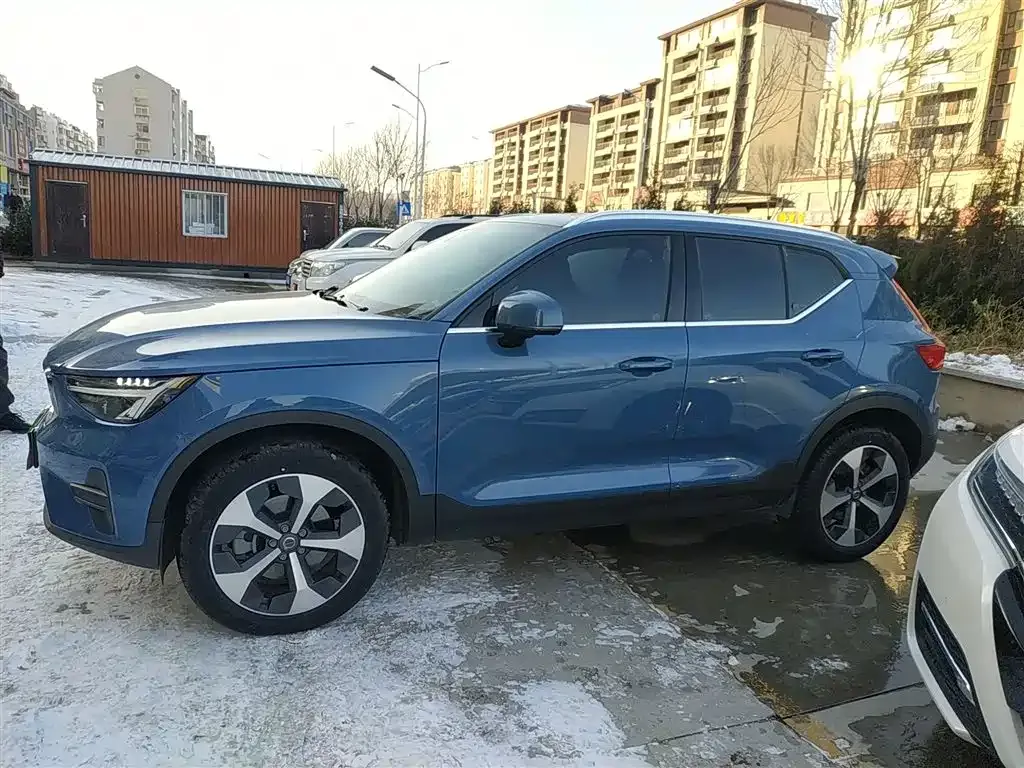 Volvo XC40 — фото 10