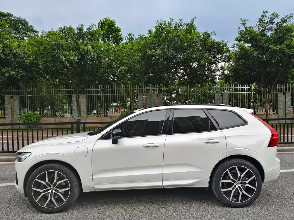 Volvo XC60 PHEV — фото 9