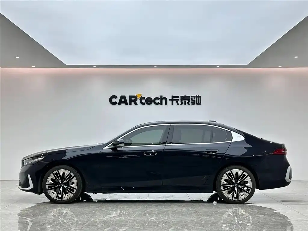 BMW 5 Series 2024 из CN, фото 3