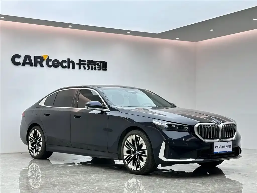 BMW 5 Series 2024 из CN, фото 2