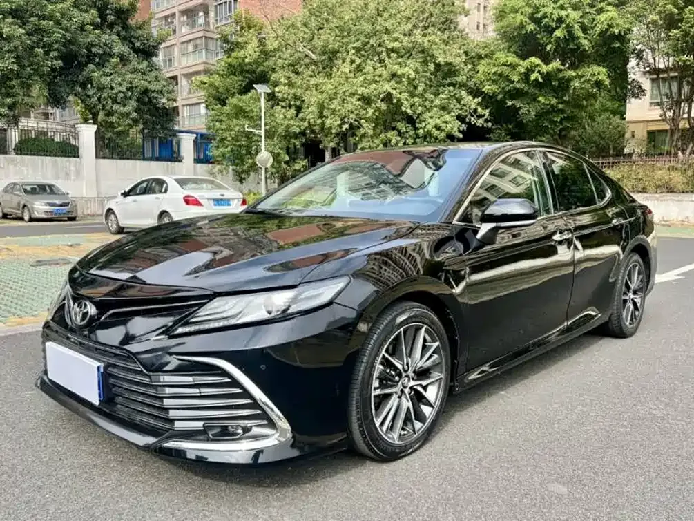Toyota Camry — фото 1