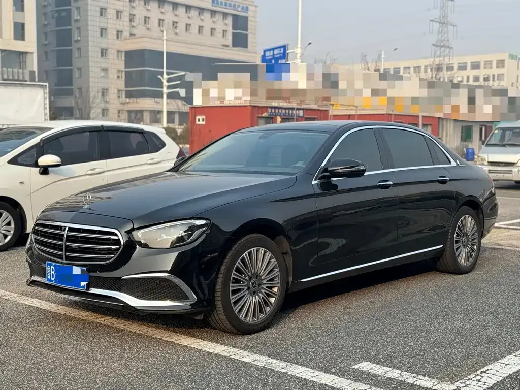 Mercedes-Benz E-Class — фото 1
