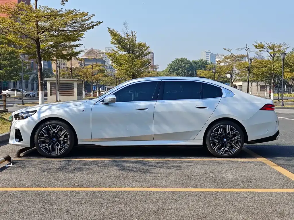 BMW 5 Series 2025 из CN, фото 10