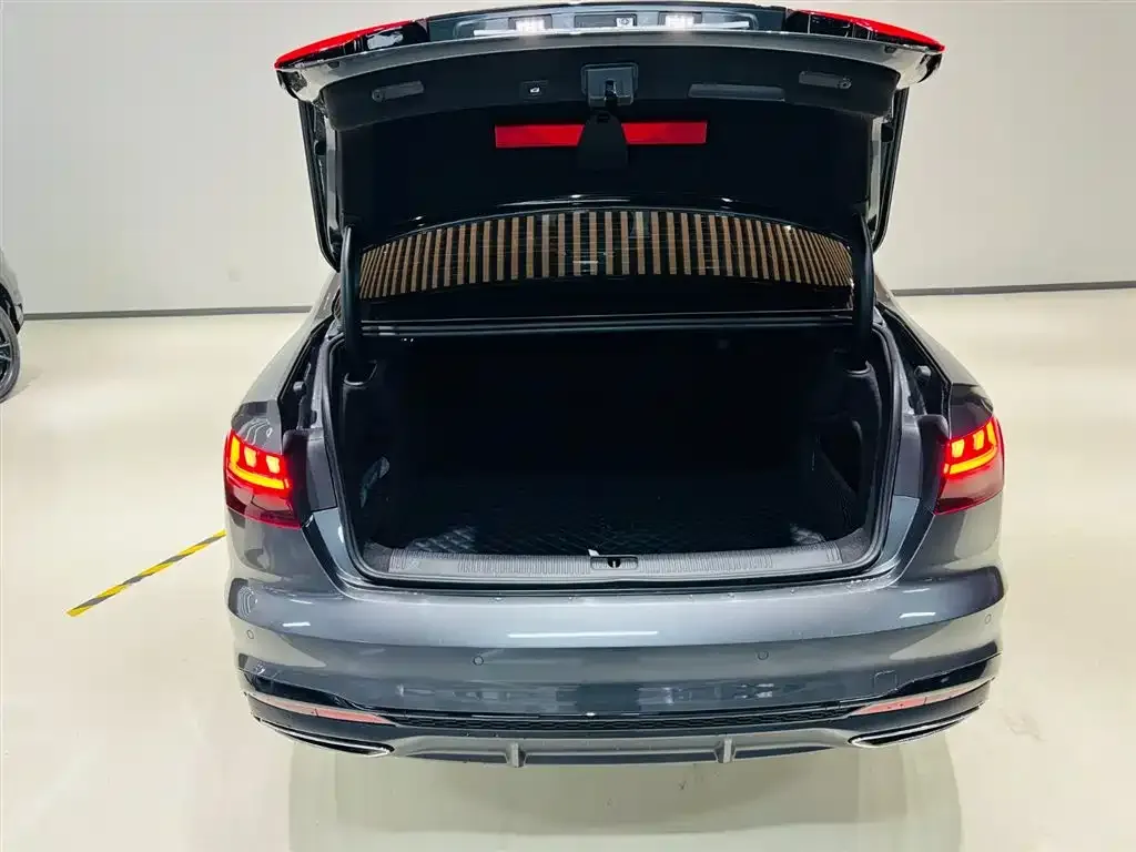 Audi A4L 2023 из CN, фото 6