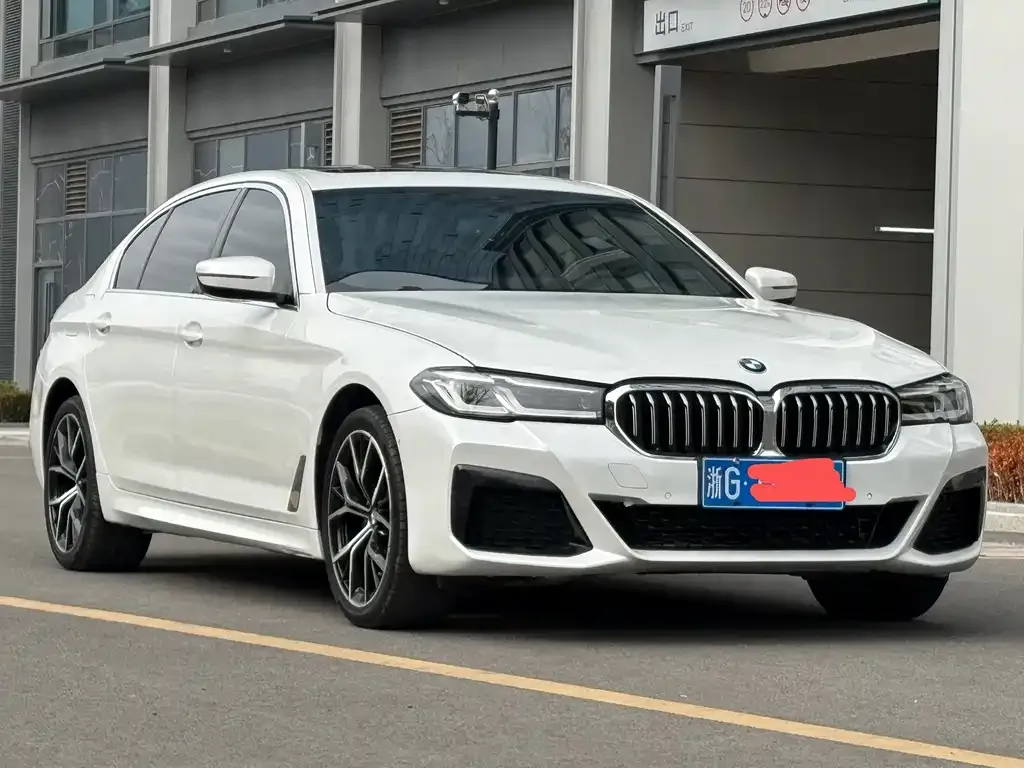 BMW 5 Series — фото 1