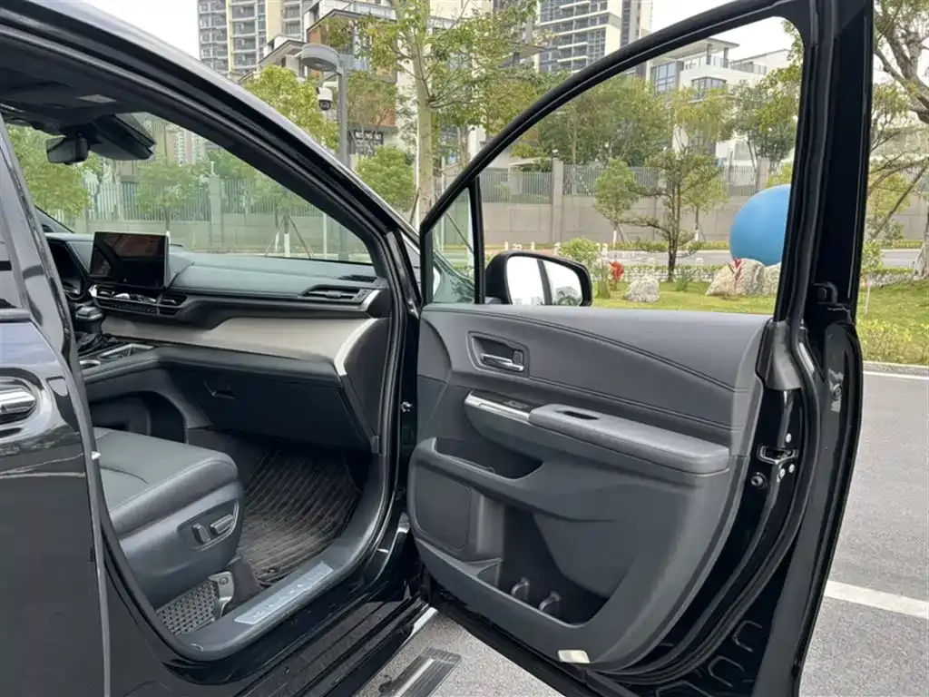 Toyota Granvia — фото 8