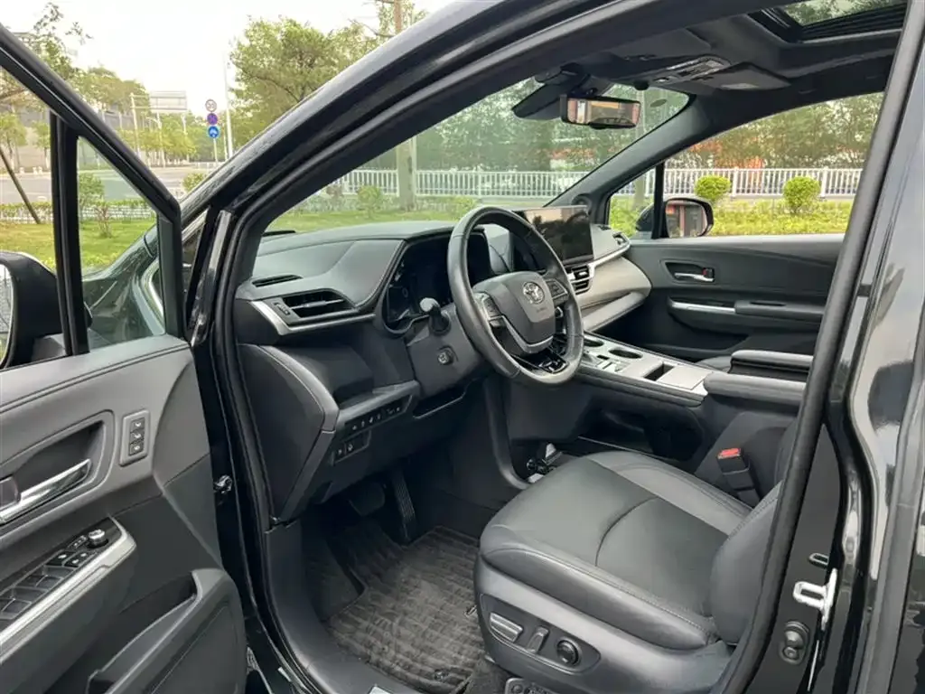 Toyota Granvia — фото 6