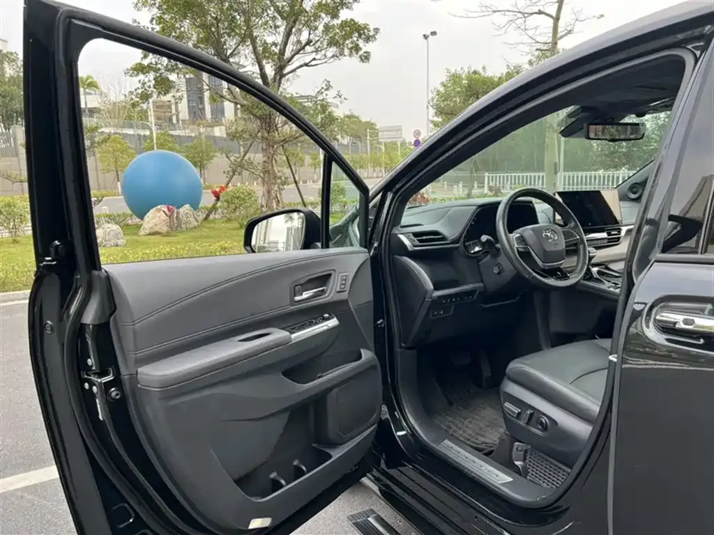 Toyota Granvia — фото 4