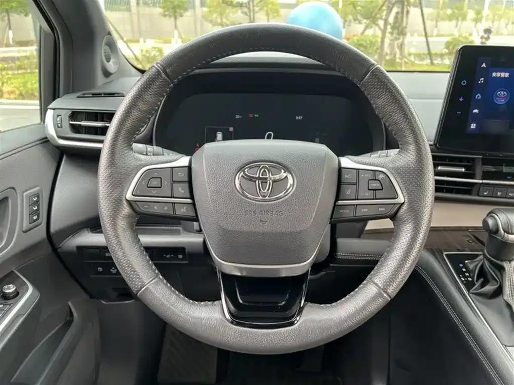 Toyota Granvia — фото 3