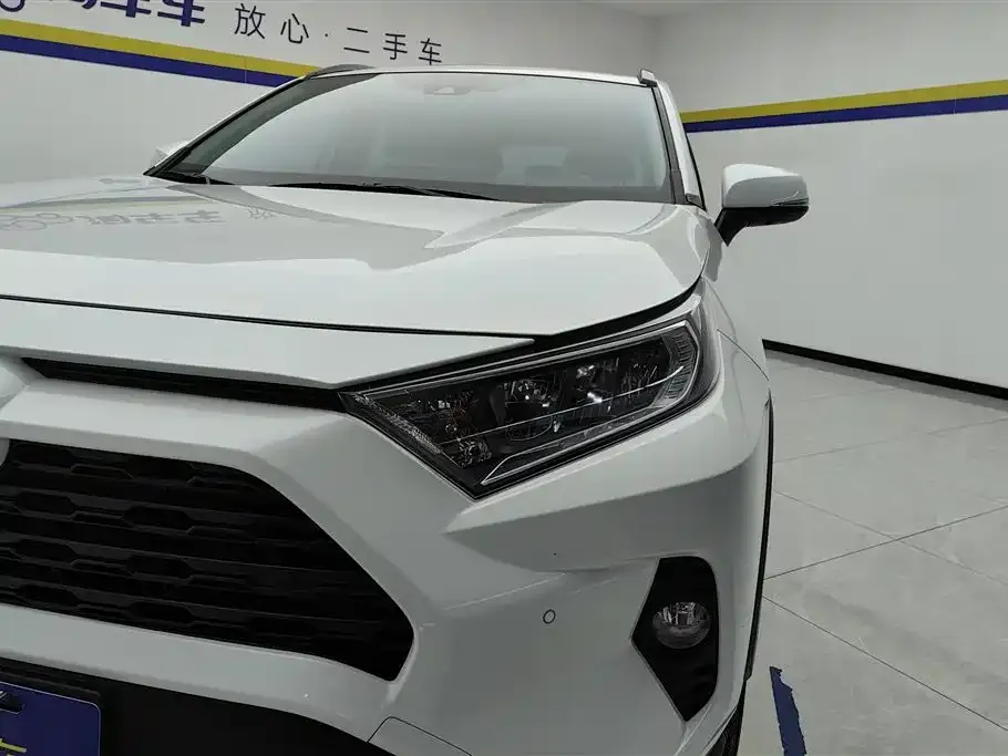 Toyota RAV4 — фото 2