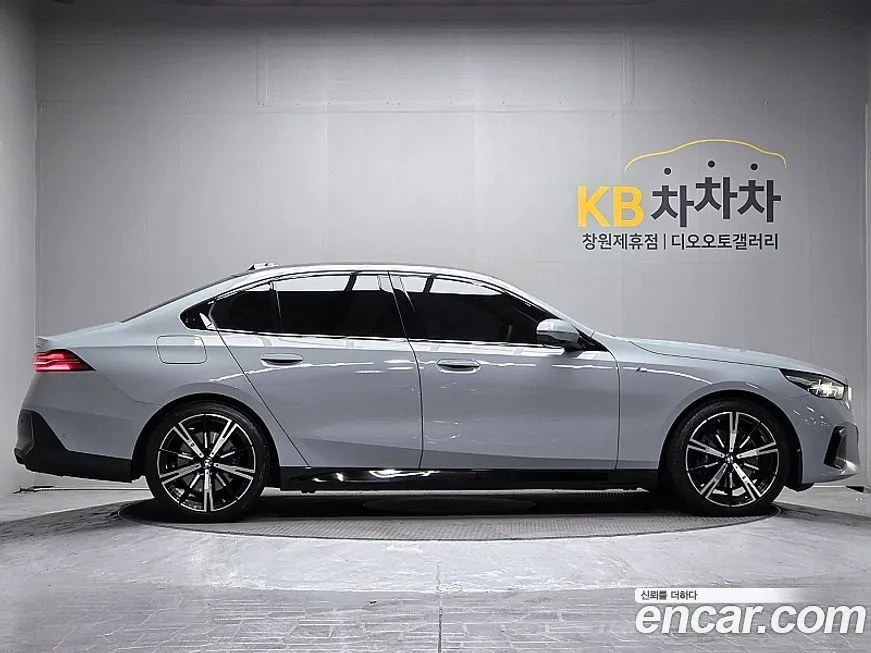 BMW 5-Series 2025 из KR, фото 2