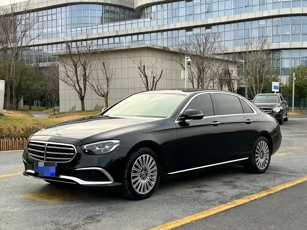 Mercedes-Benz E-Class — фото 1