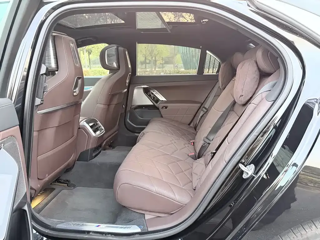 BMW 7 Series 2025 из CN, фото 8