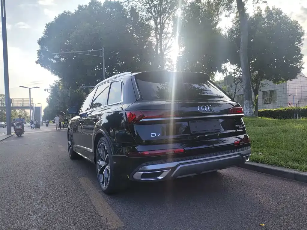 Audi Q7 2021 из CN, фото 8