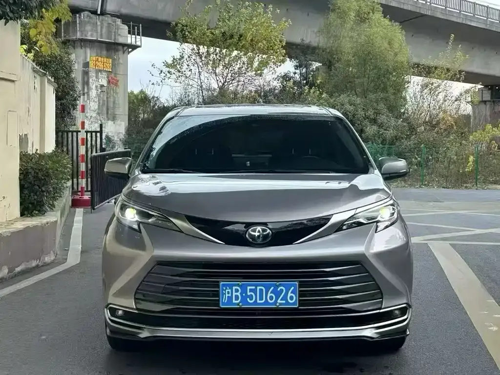 Toyota Sienna 2024 из CN, фото 1