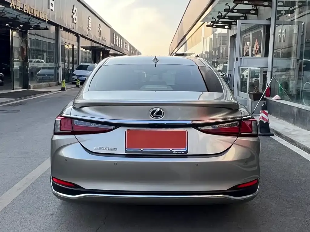 Lexus ES — фото 10