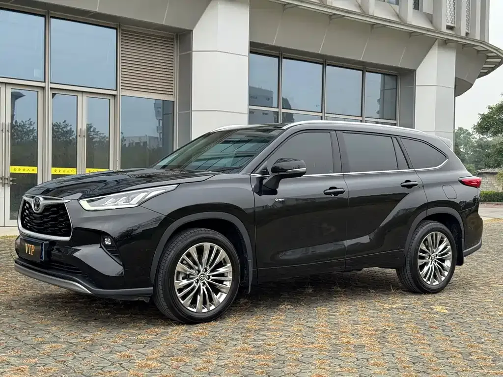 Toyota Highlander — фото 1