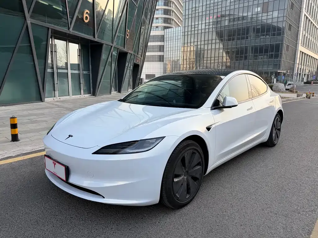 Tesla Model 3 — фото 1