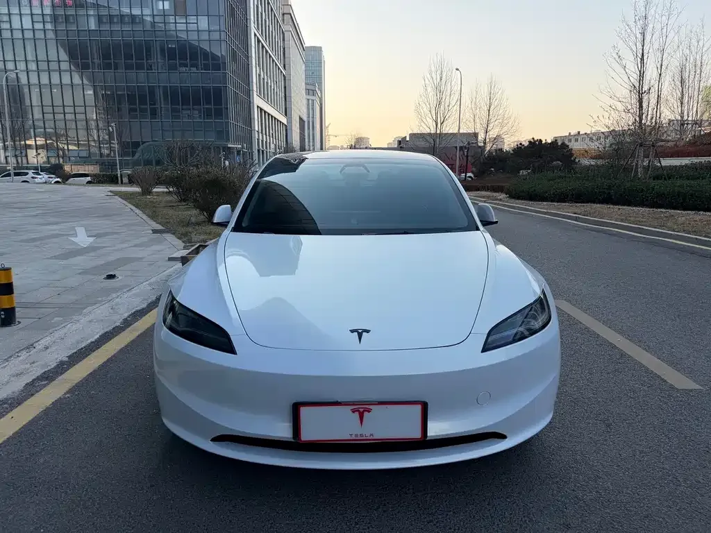 Tesla Model 3 — фото 9