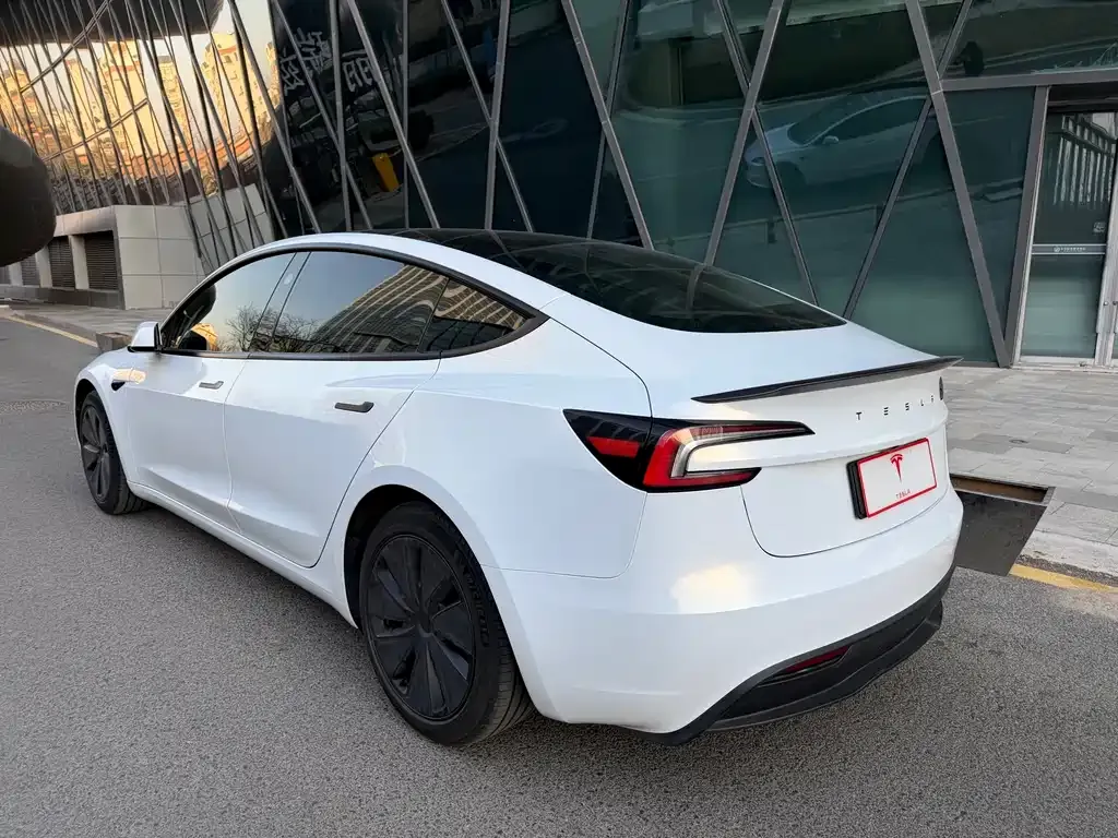 Tesla Model 3 — фото 10