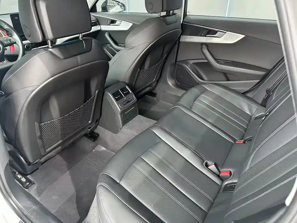 Audi A4L 2023 из CN, фото 5
