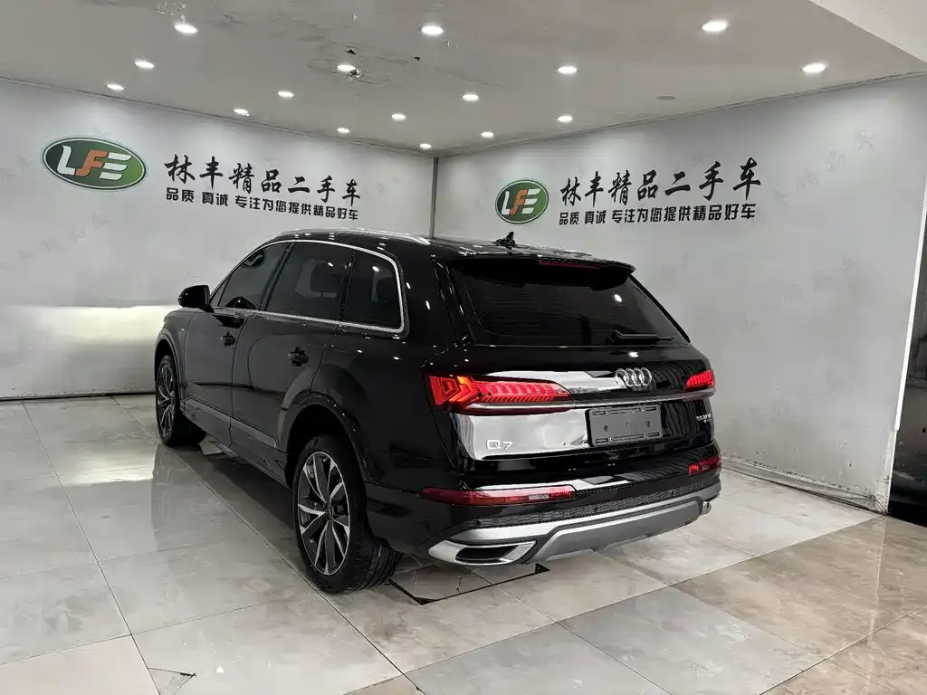 Audi Q7 2024 из CN, фото 9