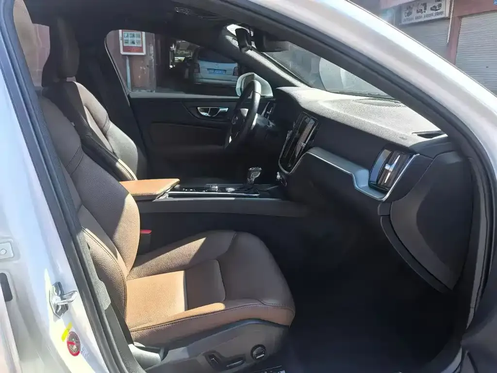 Volvo S60 2021 из CN, фото 4