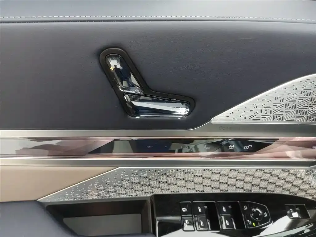 BMW i7 M70L 2025 из CN, фото 9