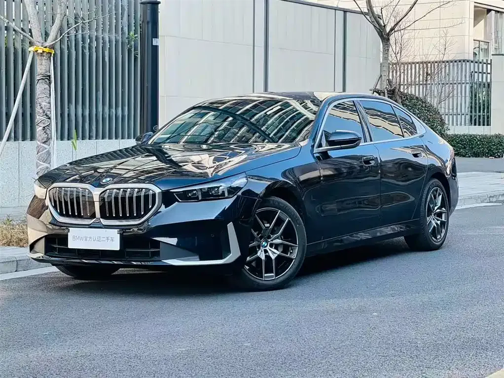 BMW 5 Series — фото 1