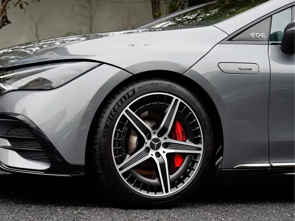 Mercedes-Benz EQE AMG — фото 3