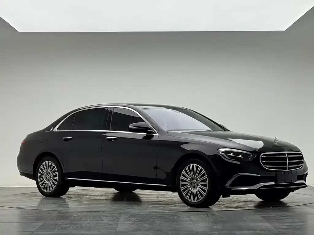 Mercedes-Benz E-Class — фото 1