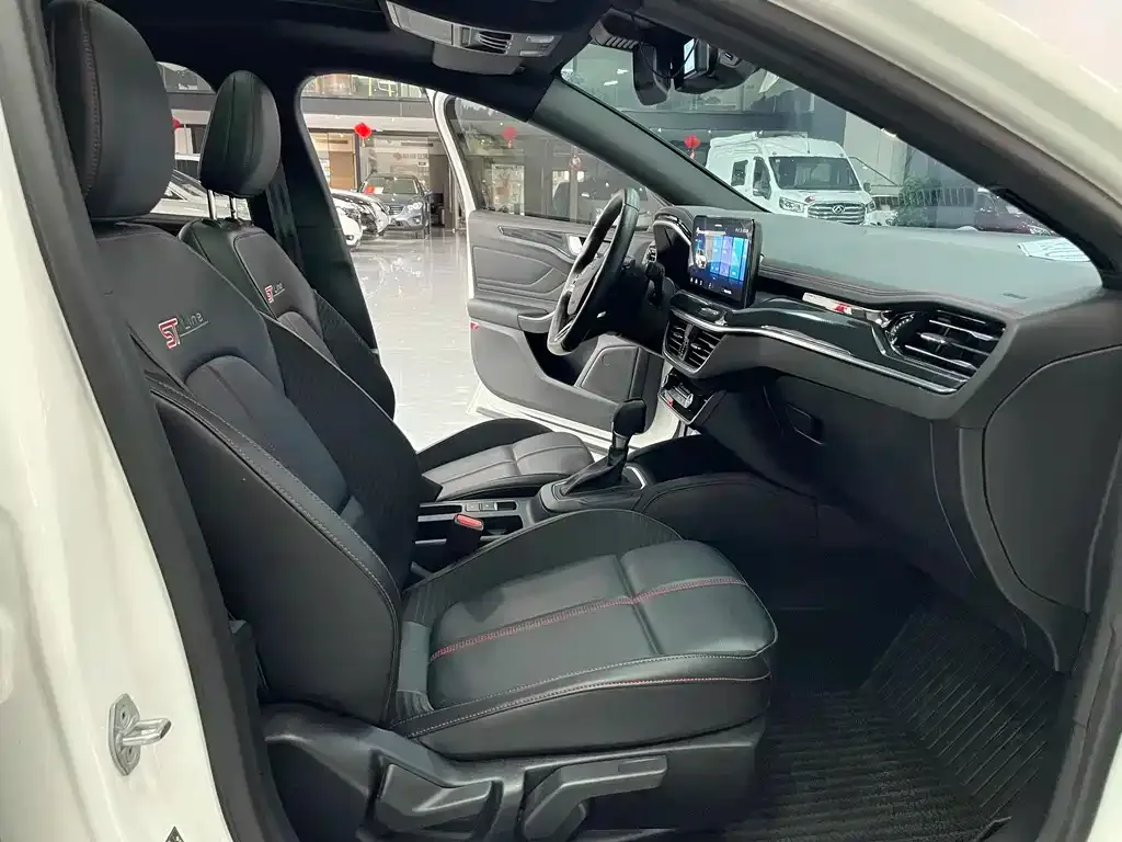 Ford Focus 2023 из CN, фото 4