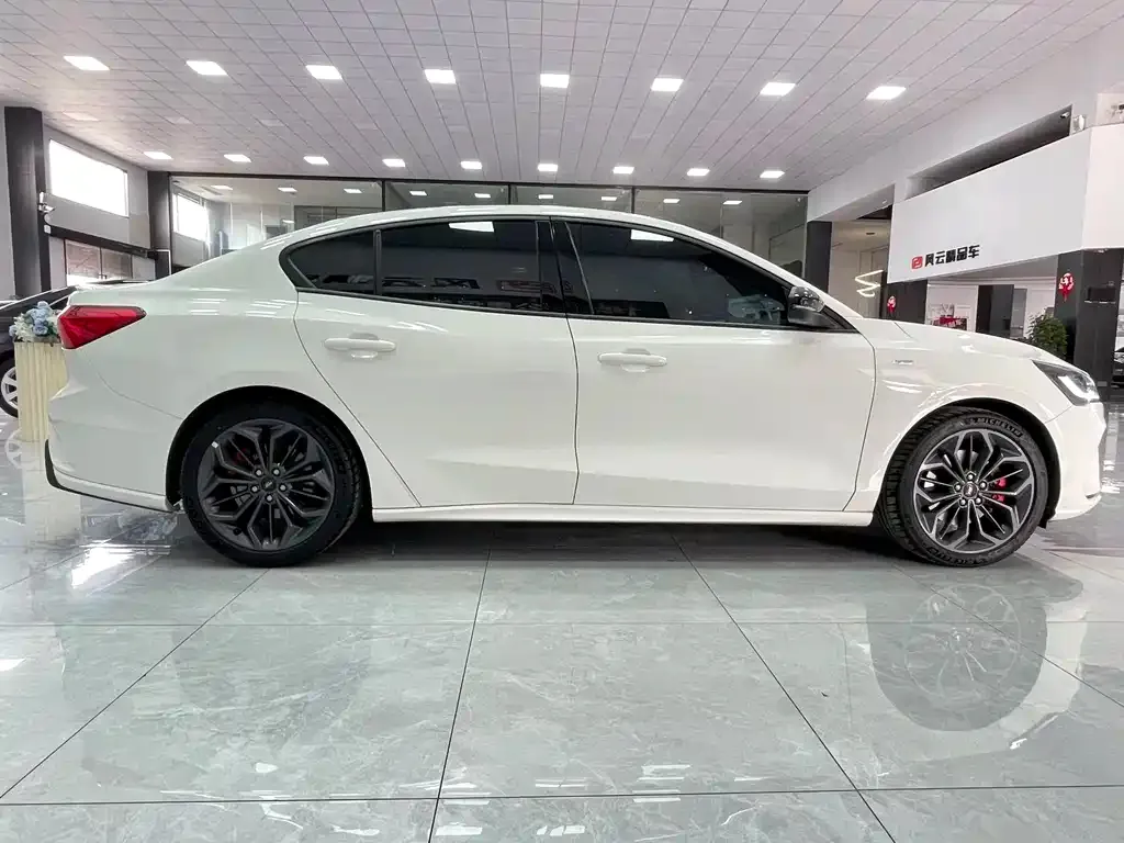 Ford Focus 2023 из CN, фото 9