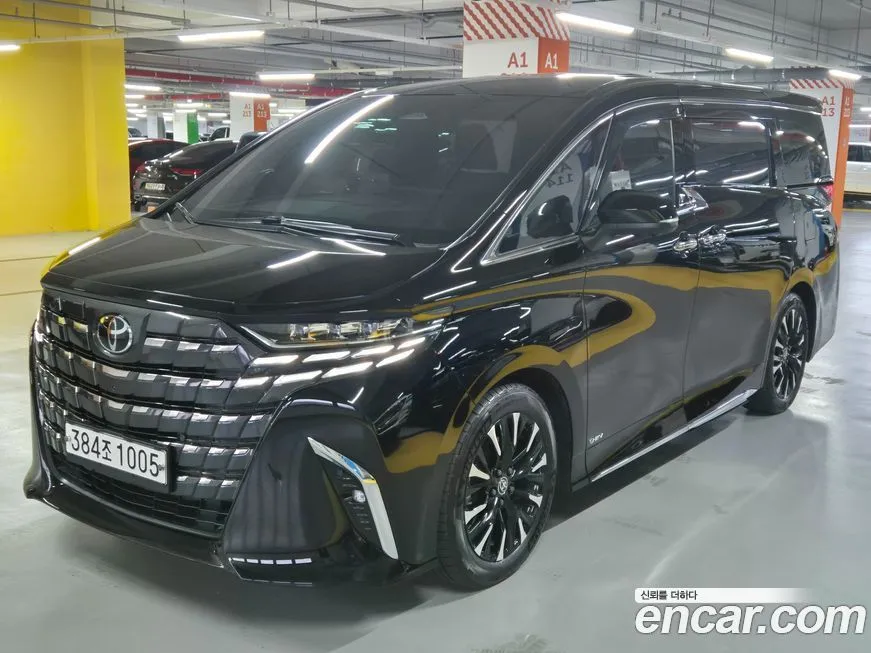 Toyota Alphard — фото 1