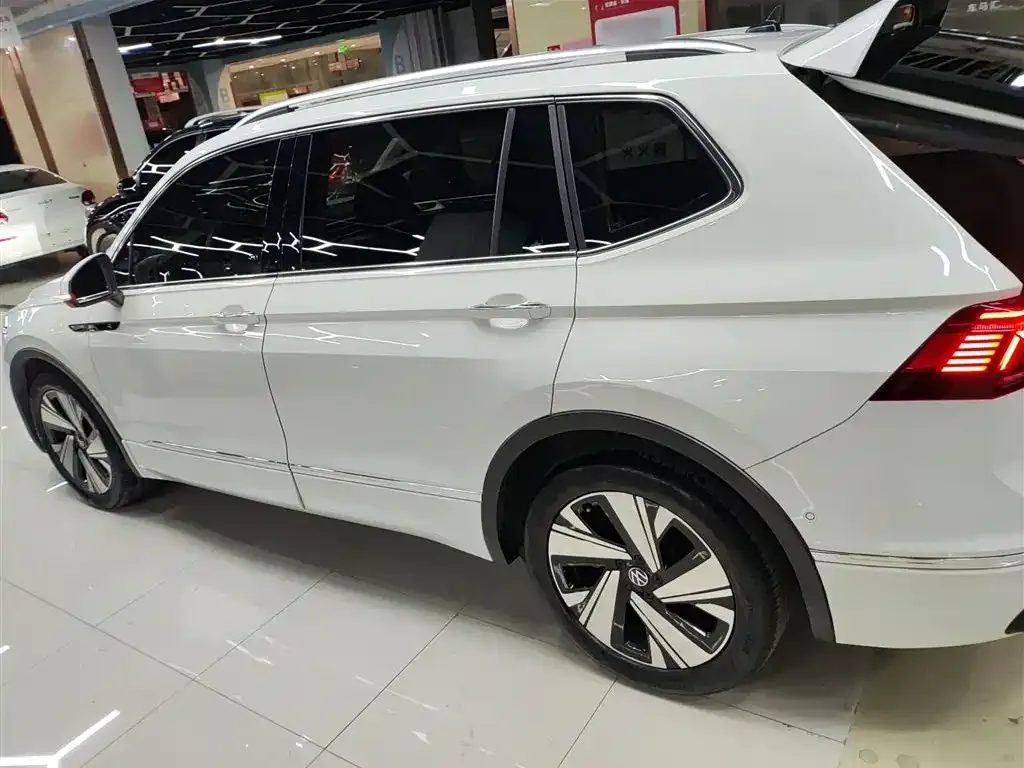 Volkswagen Tiguan L — фото 3