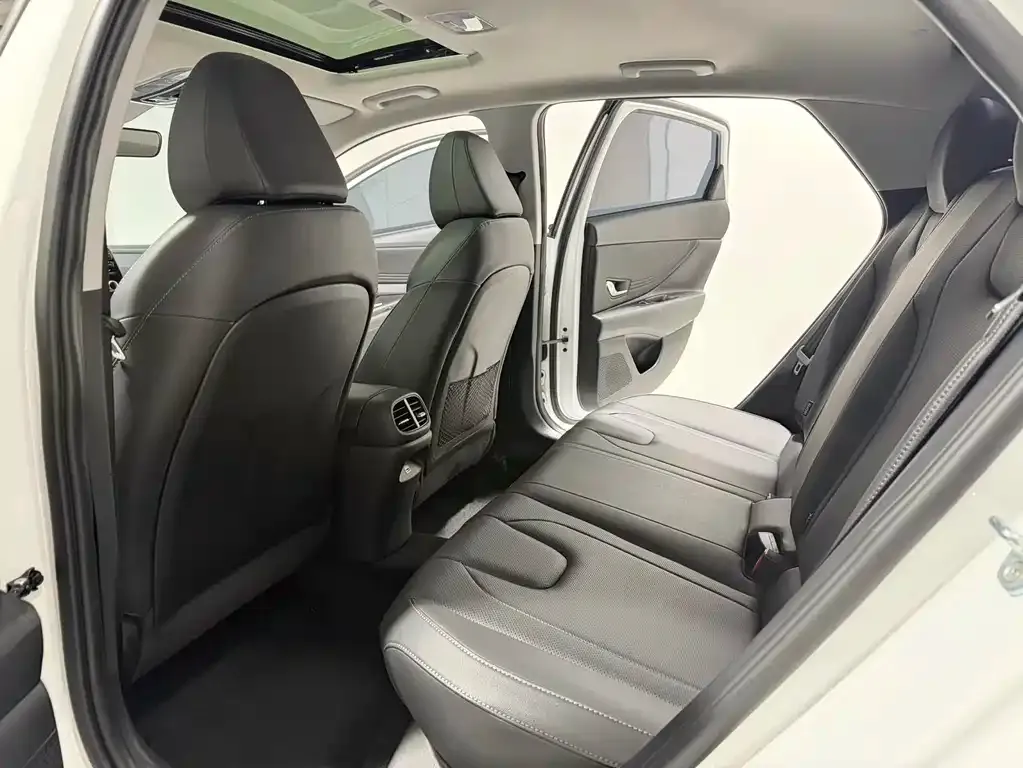 Hyundai Elantra 2022 из CN, фото 10