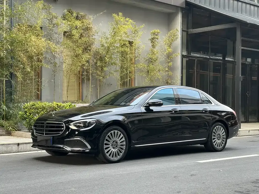 Mercedes-Benz E-Class — фото 1