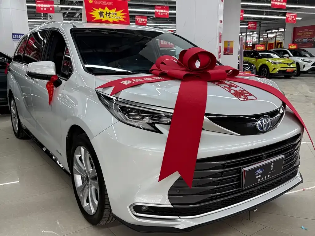 Toyota Sienna 2023 из CN, фото 1