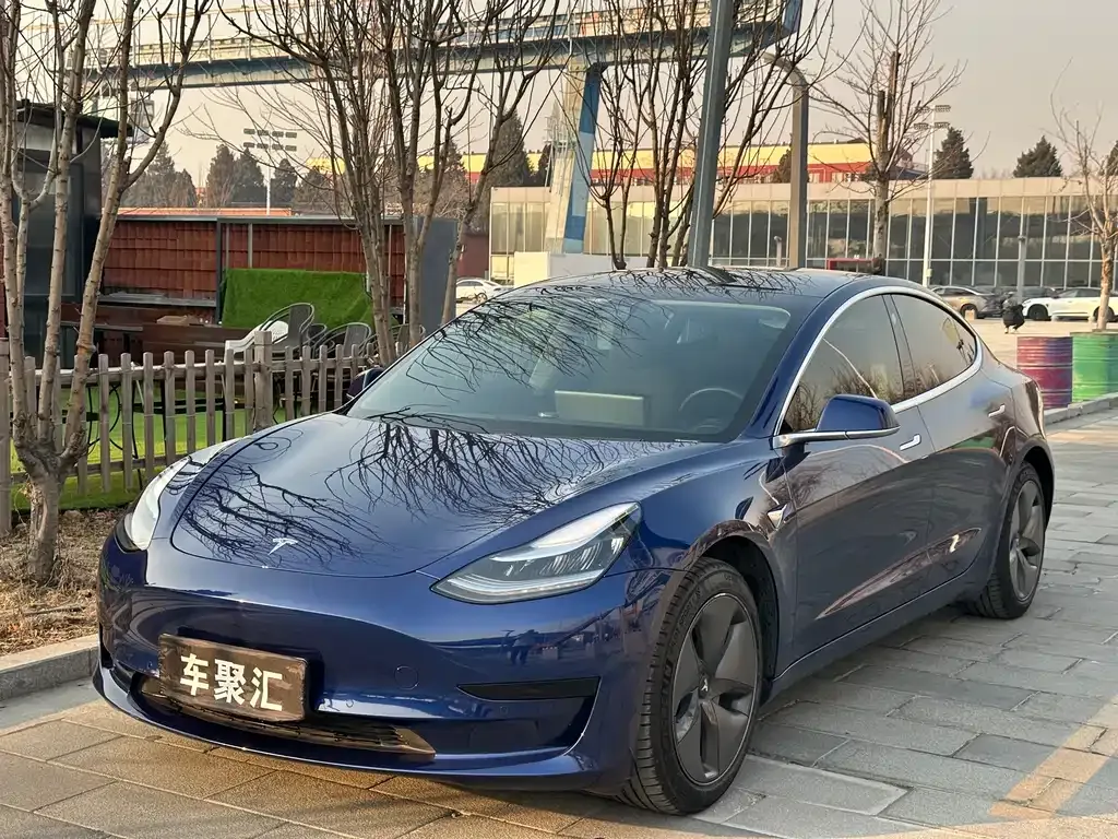 Tesla Model 3 — фото 1