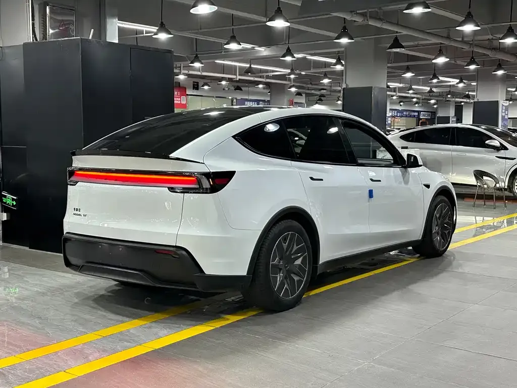 Tesla Model Y L — фото 6