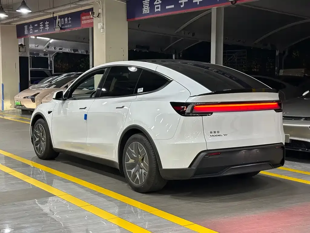 Tesla Model Y L — фото 3